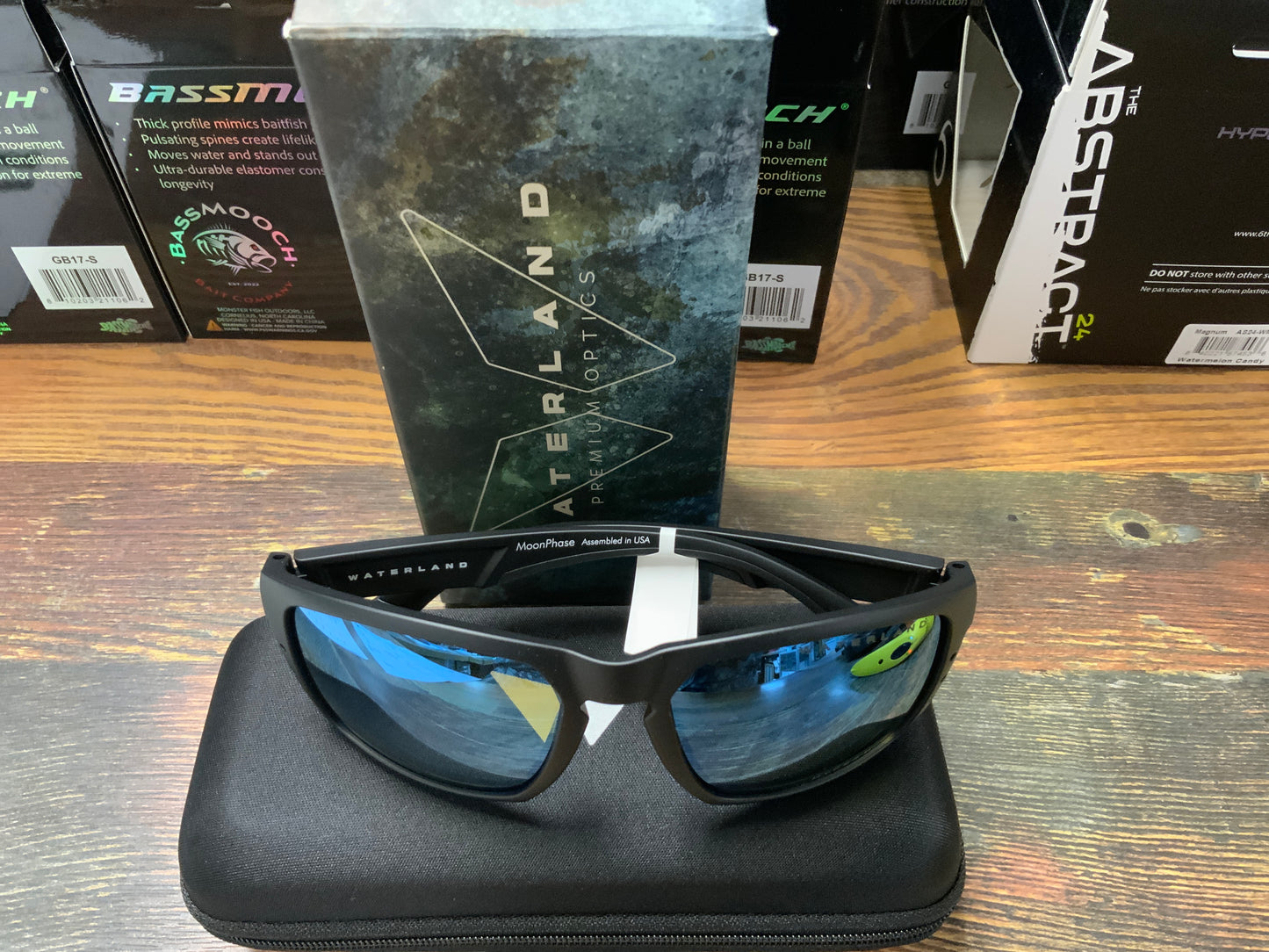 Moon phase black Frame blue honey minnow